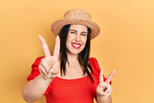 Νεαρή Ισπανίδα Που Φοράει Καλοκαιρινό Καπέλο Χαμογελώντας Κοιτάζοντας Την Κάμερα — Φωτογραφία Αρχείου