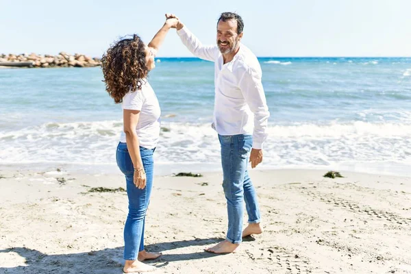 Middelbare Leeftijd Hispanic Paar Glimlachen Gelukkig Dansen Het Strand — Stockfoto