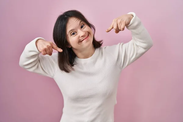 Woman Syndrome Standing Pink Background Smiling Cheerful Showing Pointing Fingers — ストック写真