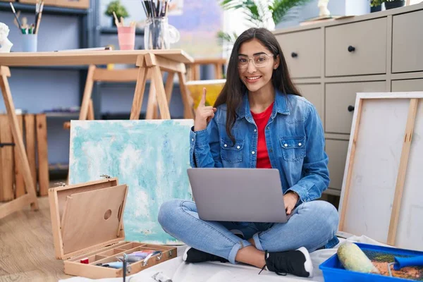 Junges Teenager Mädchen Sitzt Kunststudio Mit Laptop Überrascht Mit Einer — Stockfoto