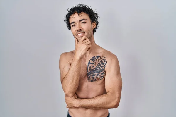 Homem Hispânico Sem Camisa Com Mão Queixo Pensando Questão Expressão — Fotografia de Stock