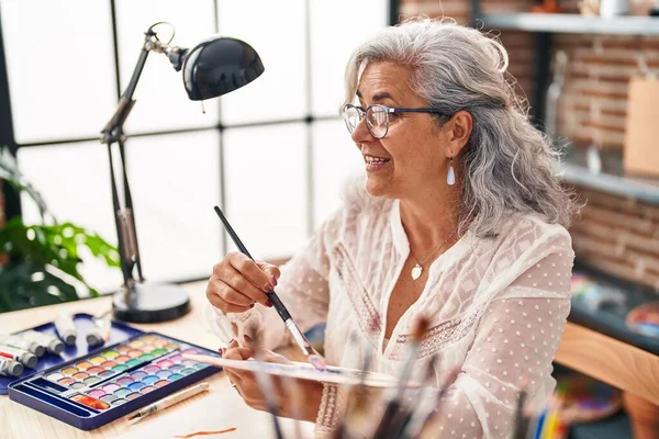 Middle Age Woman Artist Holding Paintbrush Palette Art Studio — ストック写真