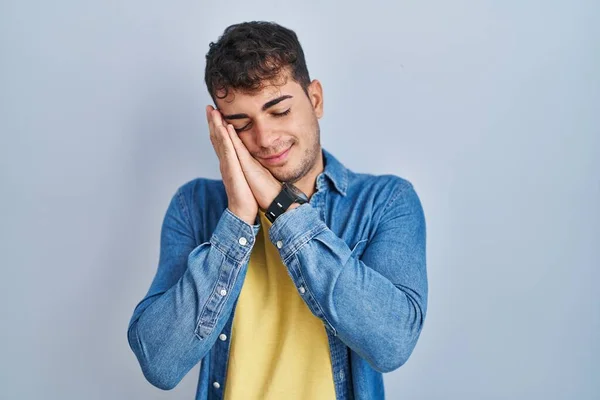 Joven Hombre Hispano Pie Sobre Fondo Azul Durmiendo Cansado Soñando — Foto de Stock