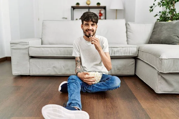 Genç Spanyol Adam Evde Yerde Oturmuş Film Seyrediyor — Stok fotoğraf