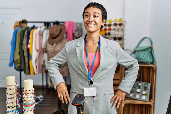Молода Іспаномовна Жінка Покупця Посміхається Впевнено Виступати Магазині Одягу — стокове фото