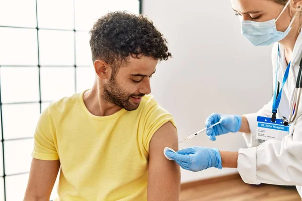 Junger Araber Lächelt Glücklich Und Wartet Krankenhaus Auf Covid Impfstoff — Stockfoto