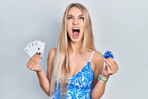 Genç Beyaz Bir Kadın Elinde Poker Kartları Fişler Tutarken Kızgın — Stok fotoğraf