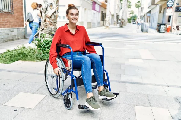 Молодая Брюнетка Женщина Сидит Инвалидной Коляске Открытом Воздухе Глядя Позитивно — стоковое фото