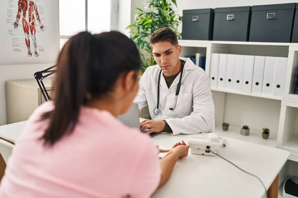 Man Woman Doctor Patient Having Medical Consultation Clinic — Zdjęcie stockowe