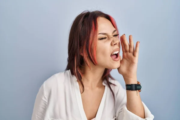 Young Caucasian Woman Wearing Casual White Shirt Isolated Background Shouting — Fotografia de Stock