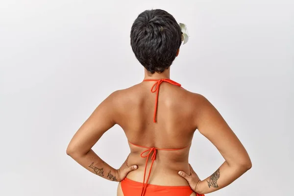 Mujer Hispana Joven Con Pelo Corto Usando Bikini Pie Hacia — Foto de Stock