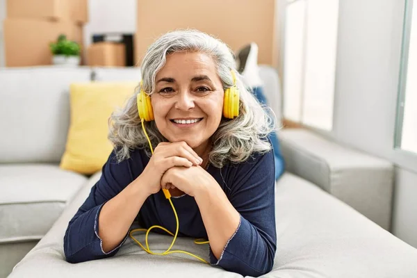 Mujer Pelo Gris Mediana Edad Escuchando Música Tumbada Sofá Nuevo —  Fotos de Stock