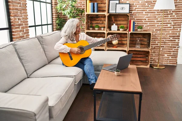 Frau Mittleren Alters Hat Online Gitarrenkurs Hause — Stockfoto