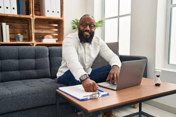Young African American Man Psychologist Using Laptop Psychology Center — Stock Photo, Image