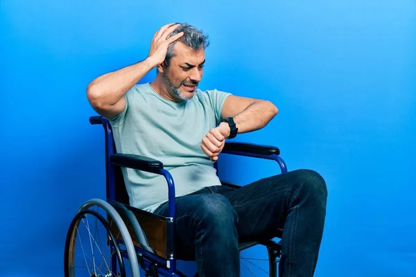 Yakışıklı Orta Yaşlı Gri Saçlı Tekerlekli Sandalyede Oturan Saati Izleyen — Stok fotoğraf