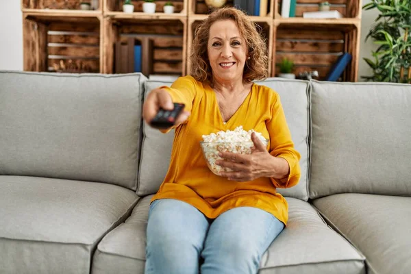 Edad Media Mujer Caucásica Viendo Película Sentada Sofá Casa —  Fotos de Stock