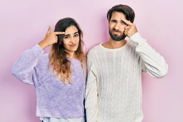 Casal Hispânico Jovem Vestindo Roupas Casuais Apontando Infeliz Para Borbulhar — Fotografia de Stock