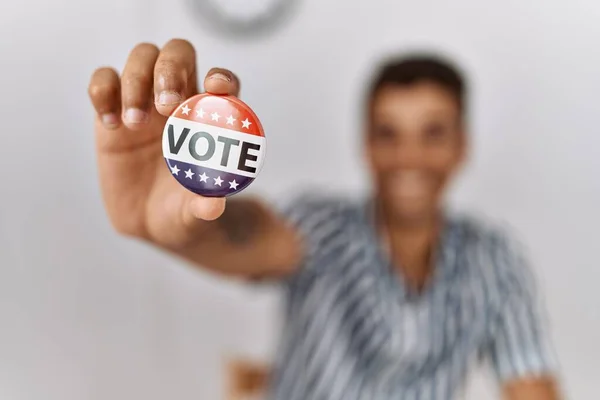 Giovane Uomo Ispanico Che Detiene Distintivo Voto Nella Sala Elezioni — Foto Stock