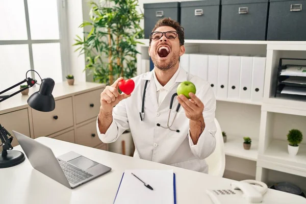 Mladý Hispánec Pracující Dietní Klinice Vztekle Šíleně Ječel Frustrovaný Zuřivý — Stock fotografie