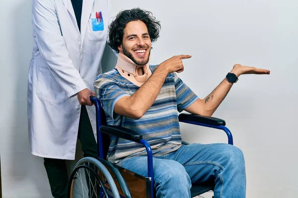 Tekerlekli Sandalyede Oturan Yakışıklı Spanyol Adam Hayrete Düşmüş Kameraya Gülümsüyor — Stok fotoğraf