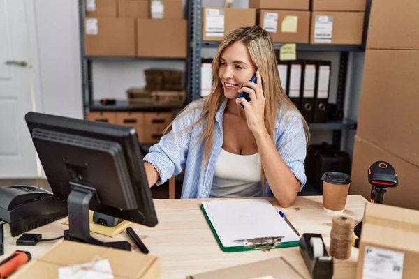 Mujer Rubia Joven Comercio Electrónico Trabajador Negocios Hablando Teléfono Inteligente —  Fotos de Stock