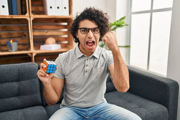 Hispanic Man Med Lockigt Hår Spelar Färgglada Pussel Kub Intelligens — Stockfoto