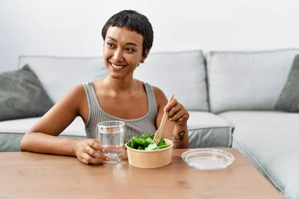 Young Hispanic Woman Smiling Confident Eating Salad Home — Fotografia de Stock