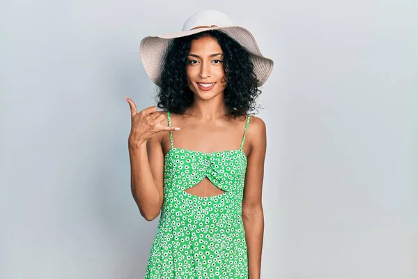 Menina Latina Usando Chapéu Verão Sorrindo Fazendo Gesto Telefone Com — Fotografia de Stock