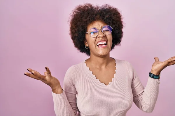 Jonge Afro Amerikaanse Vrouw Staat Roze Achtergrond Vieren Gek Verbaasd — Stockfoto