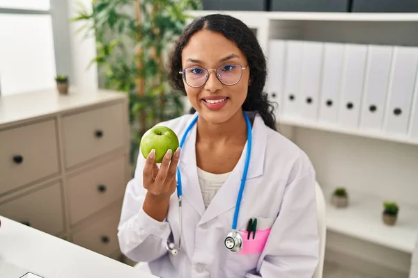 Mladý Hispánský Lékař Žena Drží Zelené Jablko Vypadá Pozitivní Šťastný — Stock fotografie