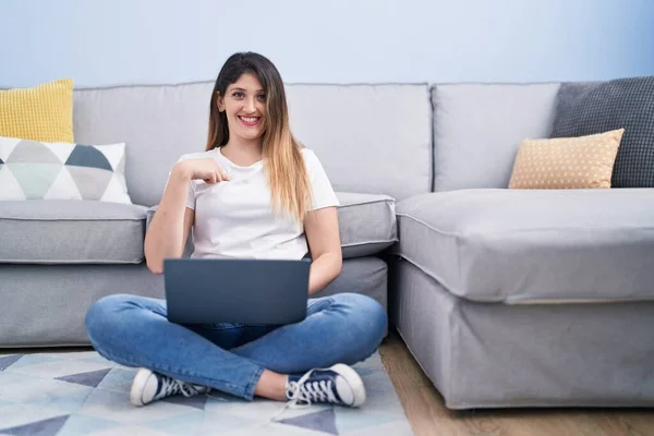 Young Brunette Woman Sitting Floor Home Using Laptop Pointing Finger — Stock Photo, Image
