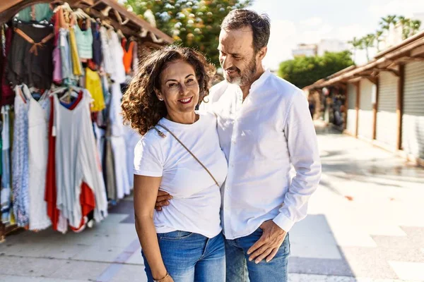 Middle Age Hispanic Couple Smiling Happy Hugging City — 스톡 사진
