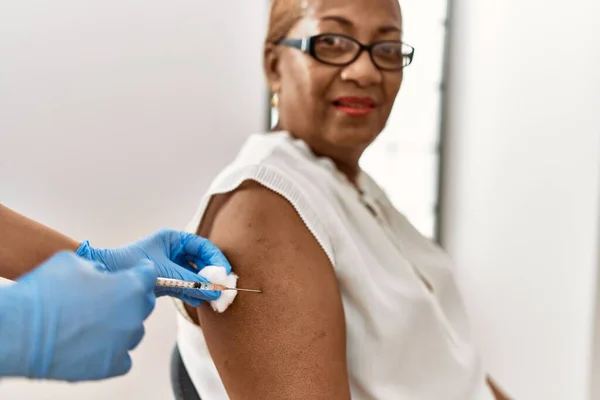 Senior Afrikanisch Amerikanische Patientin Mit Impfung Klinik — Stockfoto