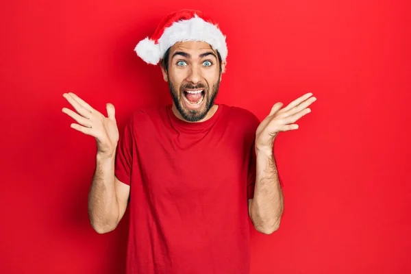 Joven Hombre Hispano Con Sombrero Navidad Celebrando Loco Sorprendido Por — Foto de Stock