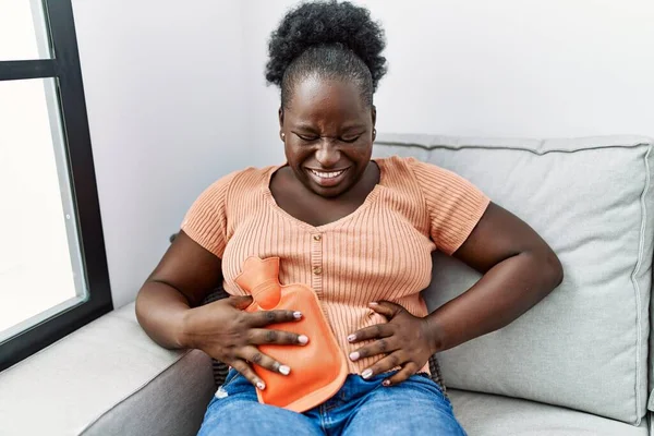 Mladý Africký Americký Žena Utrpení Pro Menstruační Bolest Pomocí Horké — Stock fotografie