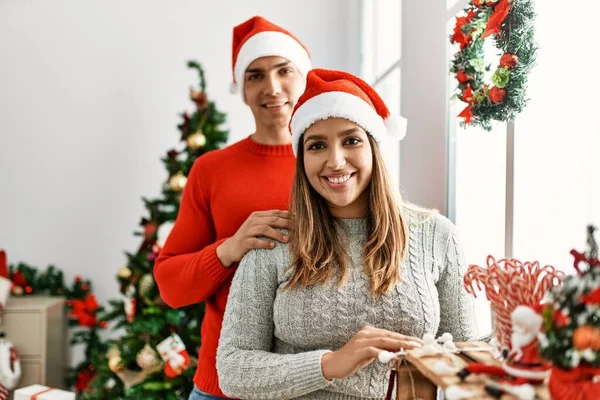 Casal Jovem Sorrindo Feliz Vestindo Chapéu Natal Casa — Fotografia de Stock