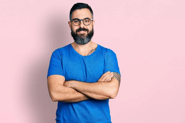 Hispanic Man Med Skägg Bär Casual Skjorta Och Glasögon Glad — Stockfoto