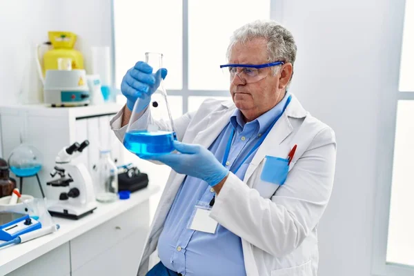 Grauhaariger Mann Mittleren Alters Wissenschaftleruniform Mit Reagenzglas Labor — Stockfoto