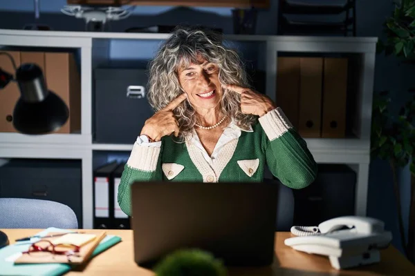 Mulher Meia Idade Trabalhando Noite Usando Computador Portátil Sorrindo Alegre — Fotografia de Stock