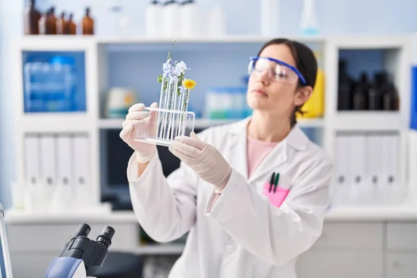 Ung Kvinna Bär Forskare Uniform Hålla Provrör Med Blommor Laboratoriet — Stockfoto