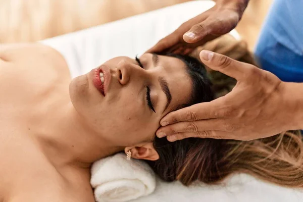 Woman Reciving Head Massage Beauty Center — Stock Photo, Image