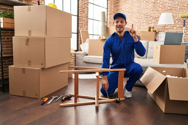 Junger Hispanischer Mann Der Umzugsservice Arbeitet Überrascht Mit Einer Idee — Stockfoto