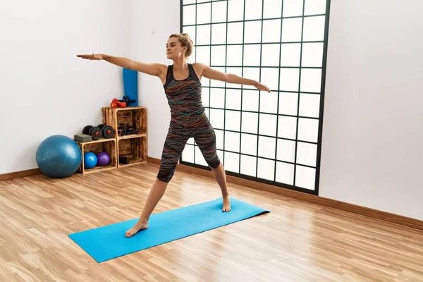 Mujer Joven Entrenando Yoga Centro Deportivo — Foto de Stock