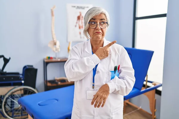 Middle Age Woman Grey Hair Working Pain Recovery Clinic Pointing — Stock Photo, Image