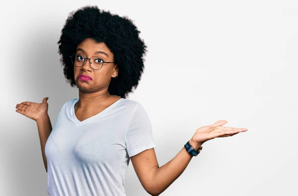 Mujer Afroamericana Joven Con Camiseta Blanca Casual Expresión Despistada Confusa —  Fotos de Stock