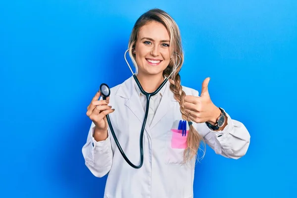Όμορφη Νεαρή Ξανθιά Γιατρός Γυναίκα Κρατώντας Στηθοσκόπιο Έγκριση Κάνει Θετική — Φωτογραφία Αρχείου