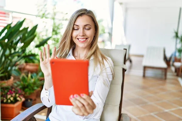 Jonge Blonde Vrouw Glimlachen Gelukkig Met Behulp Van Touchpad Zitten — Stockfoto