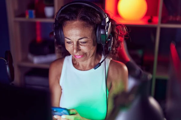 Middle Age Woman Streamer Using Computer Smartphone Gaming Room —  Fotos de Stock