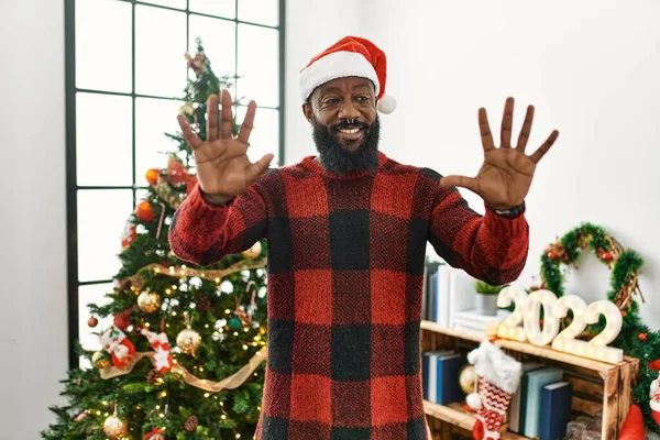 Африканский Американец Шляпе Санта Клауса Стоит Рождественской Елки Показывает Пальцем — стоковое фото