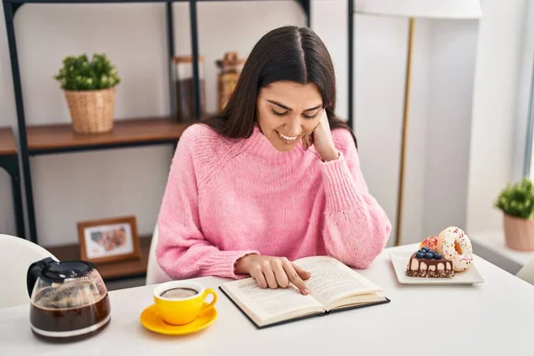 Giovane Donna Ispanica Lettura Libro Fare Colazione Casa — Foto Stock